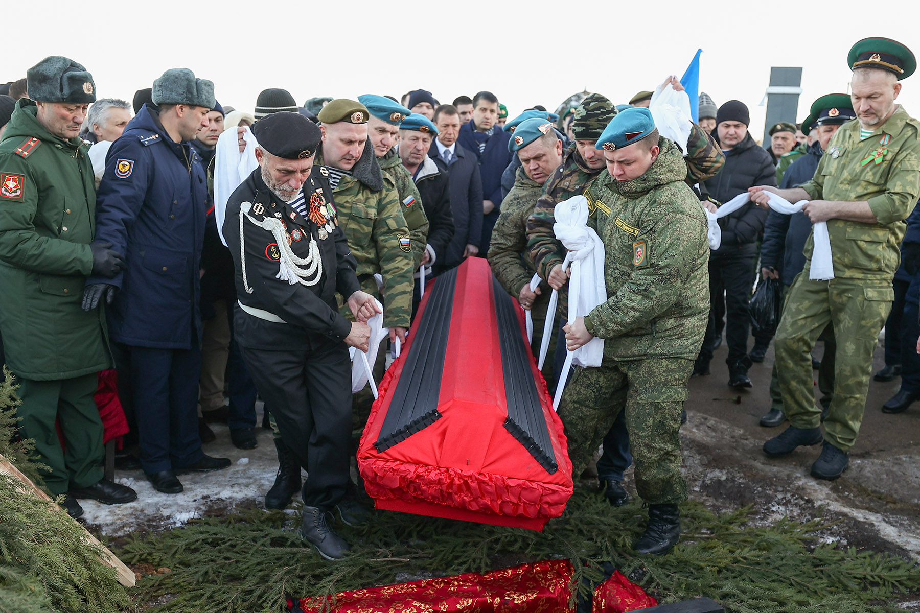 Похоронен в украине. Похороны Ильнура Сибгатуллина. Погибшиеросийскиесолдатынаукраине.