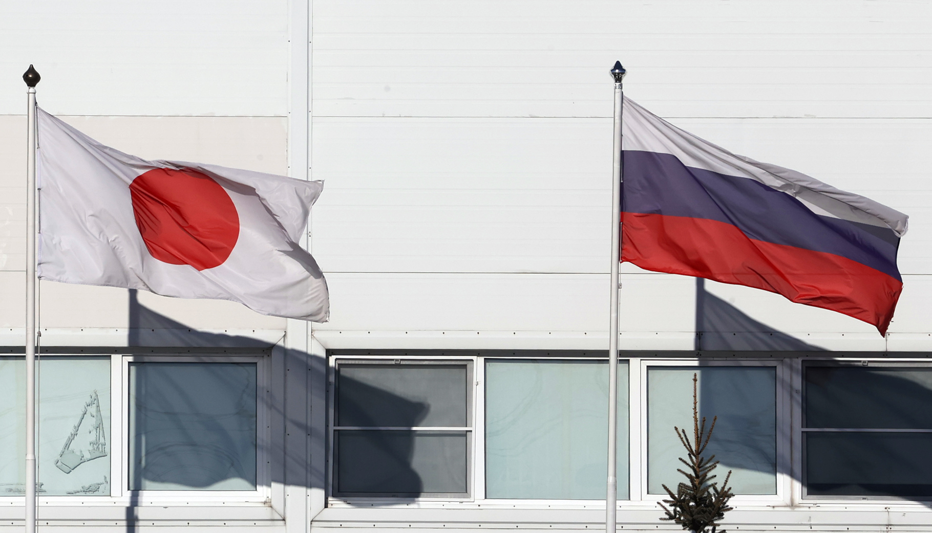 Япония ввела санкции против. Россия и Япония. Япония против России. Флаг России и Японии. Антироссийские санкции Японии.