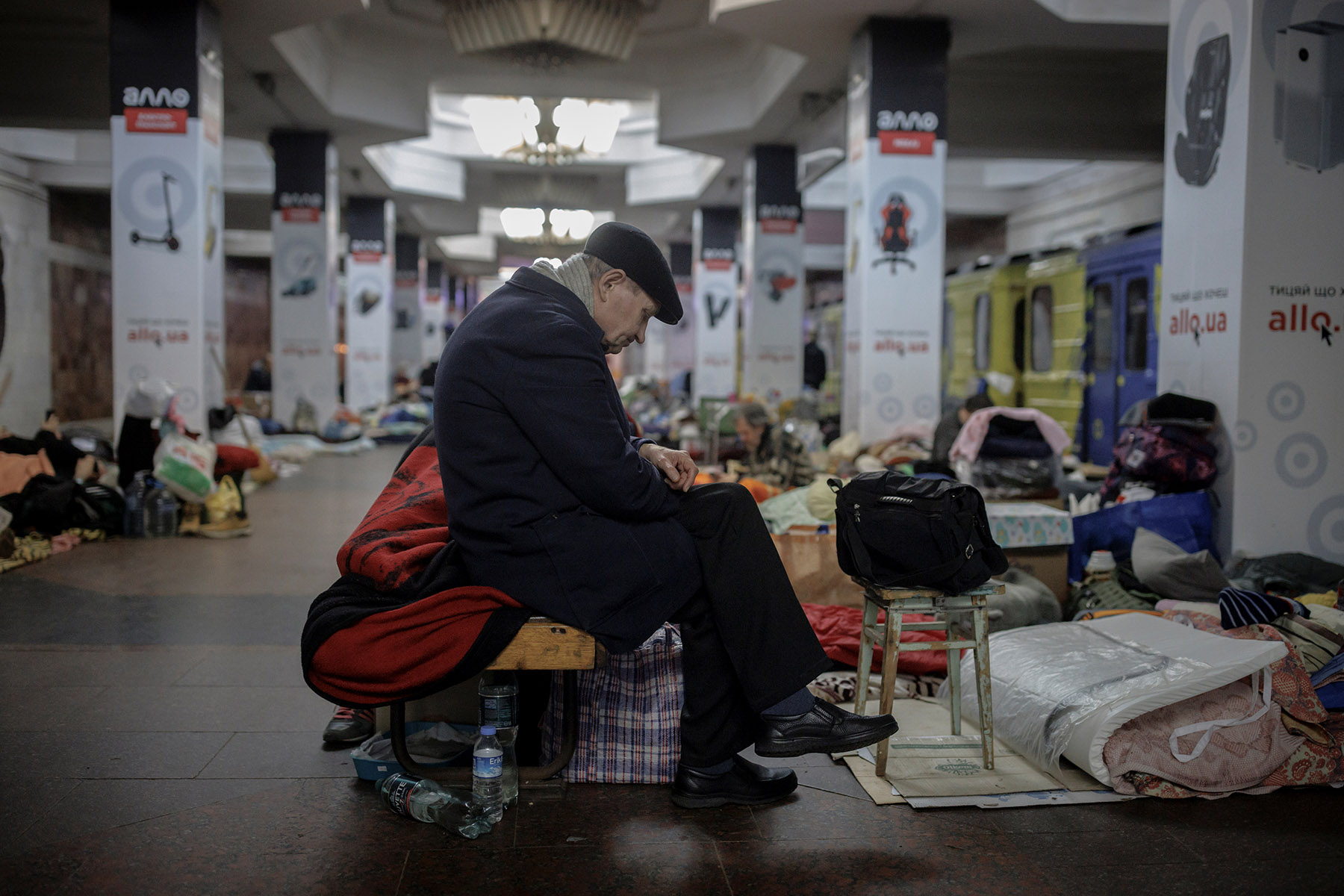 Как живут сейчас люди на украине. Харьков люди прячутся в метро. Люди живут в метро в Украине. Украина люди в метро в бомбоубежище.