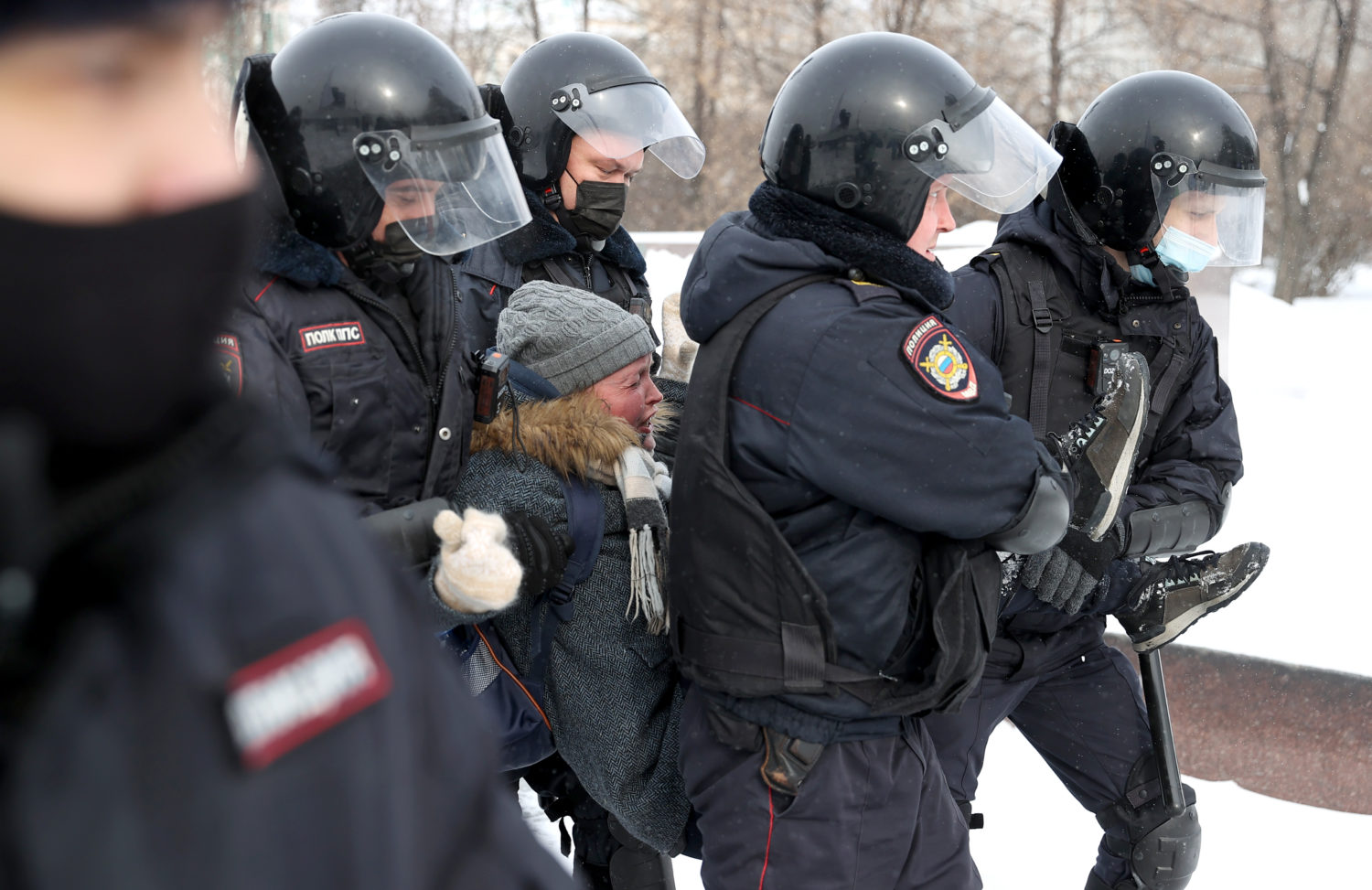 Протесты против русских. Военные против полиции. Военный против полицейского. Массовые протесты в России.