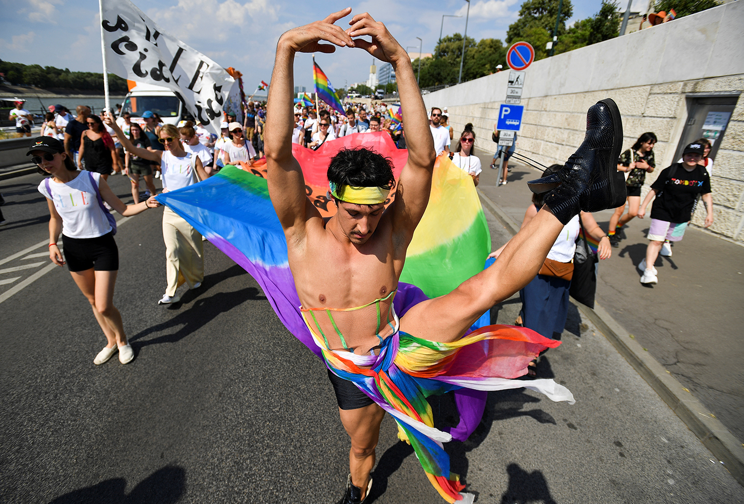 В Венгрии, правительство которой обвиняют в гомофобии, прошел гей-прайд -  Вот Так