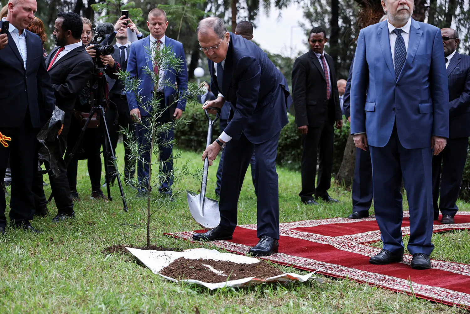 Siergij Ławrow sadzi drzewa w ambasadzie rosyjskiej w Etiopii, zdj.: Tiksa Negeri / Reuters / Forum