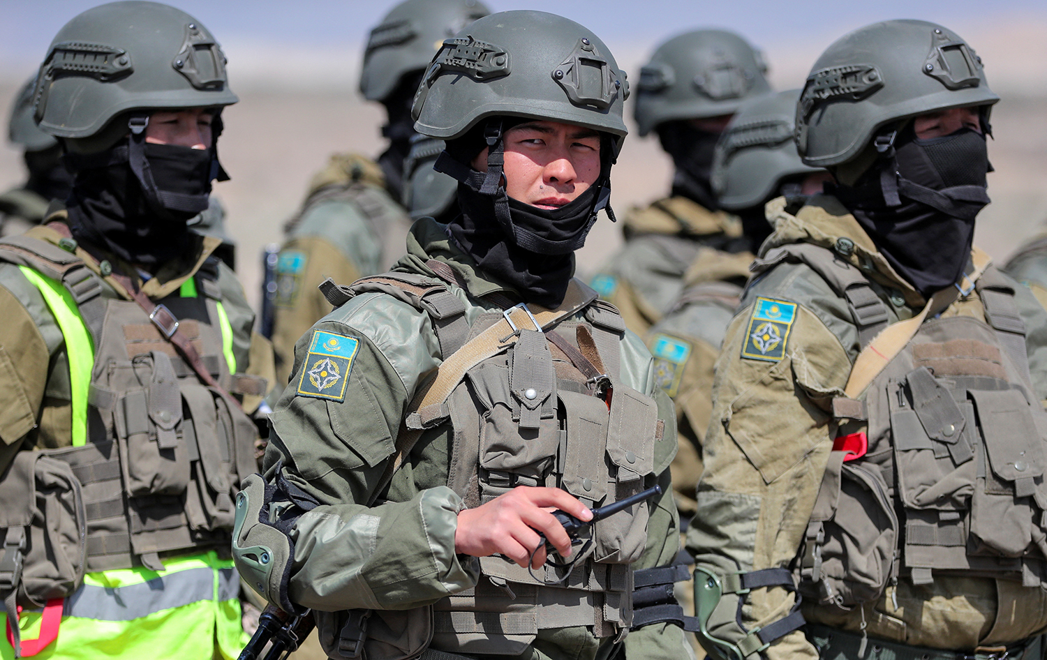 Żołnierze Powietrznodesantowych Wojsk Kazachstanu podczas ćwiczeń w obwodzie ałmatyńskim w Kazachstanie. 5 kwietnia 2023 roku. Zdj. Paweł Michiejew / Reuters / Forum