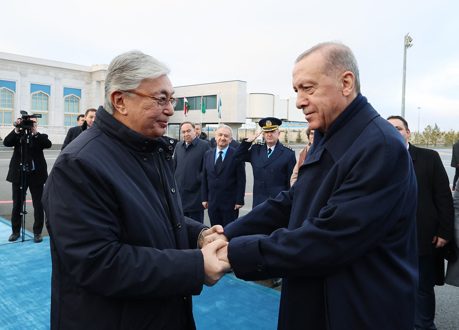 Prezydent Turcji Recep Tayyip Erdoğan i prezydent Kazachstanu Kasym-Żomart Tokajew w Astanie, Kazachstan. 3 listopada 2023 roku. Zdj. AA / ABACA / Abaca Press / Forum